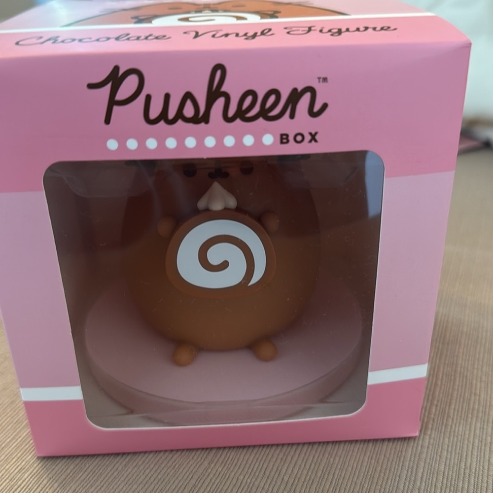 Pusheen Macaron Summer Box with Pusheen Macaron sweater - Picture 6 of 7